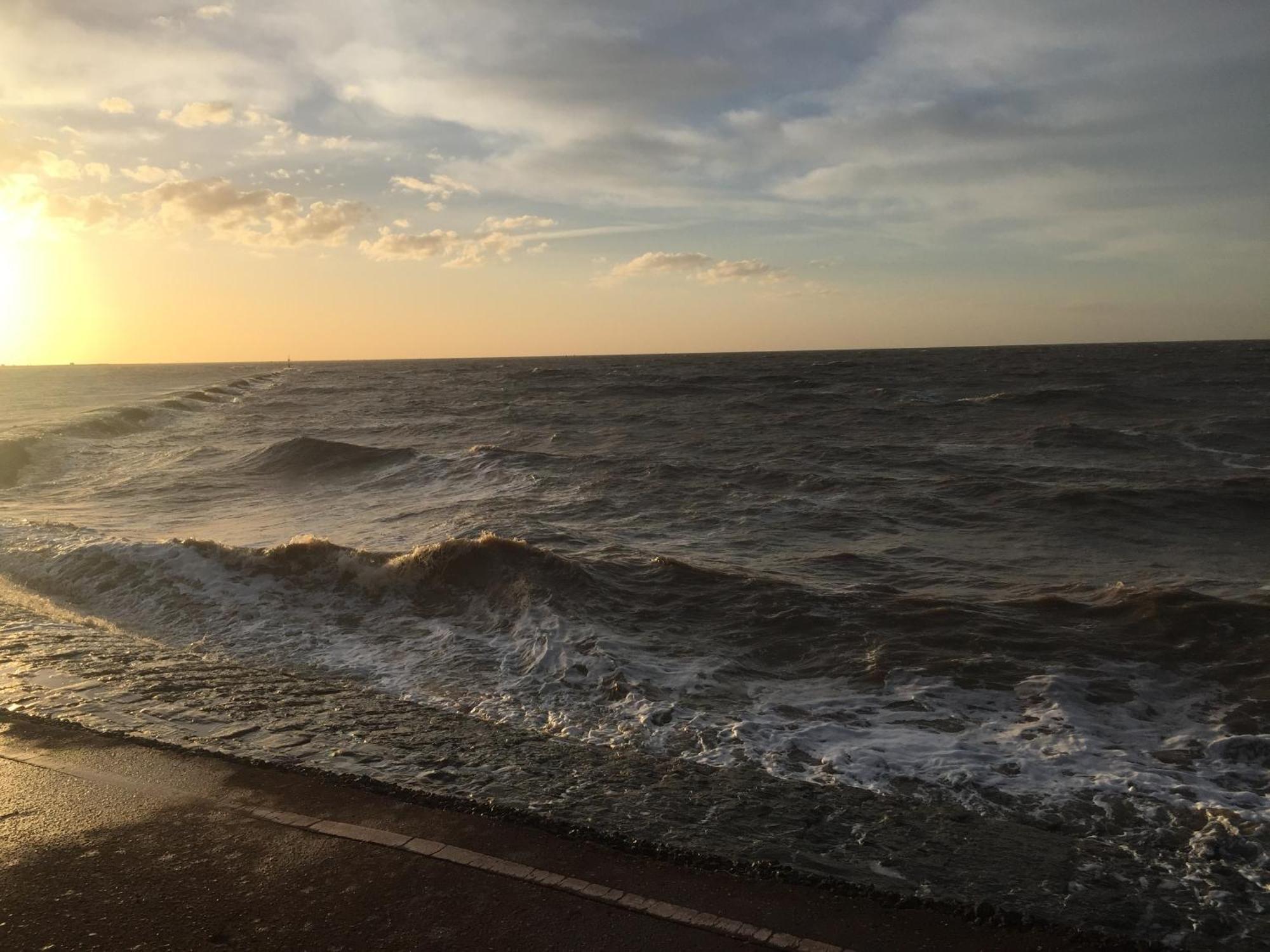 A Wave From It All Great Clacton Exterior photo